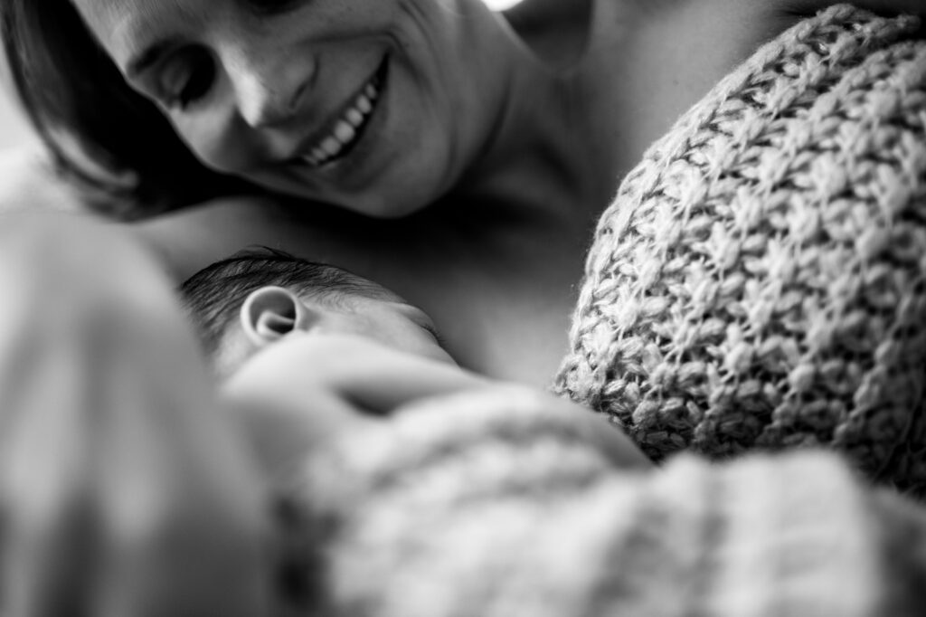 séance photo naissance - séance photo bébé à la maison besançon - amandine castioni fenix

