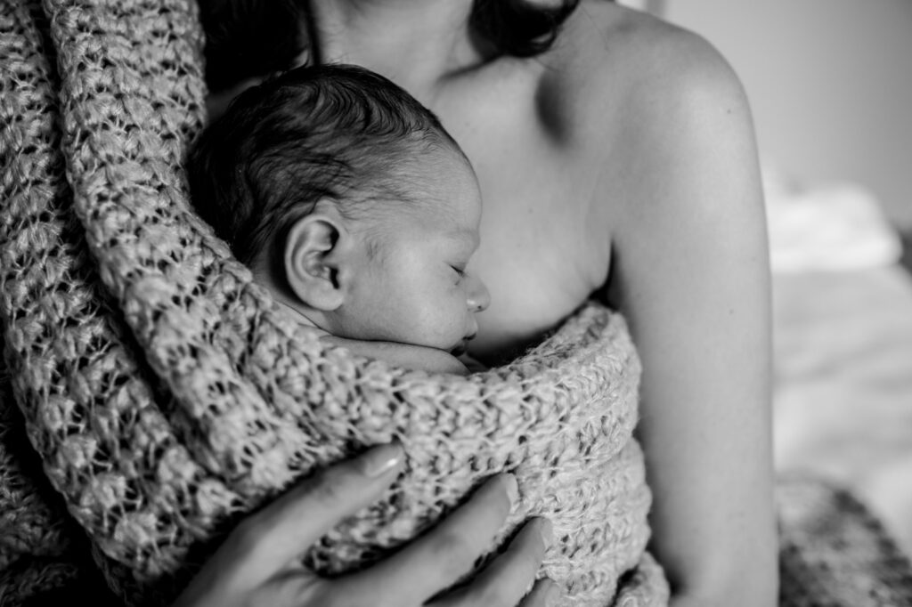 séance photo naissance - séance photo bébé à la maison besançon - amandine castioni fenix

